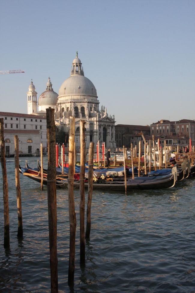 ヴァポレット乗り場から見たサンタ・マリア・デッラ・サルーテ教会