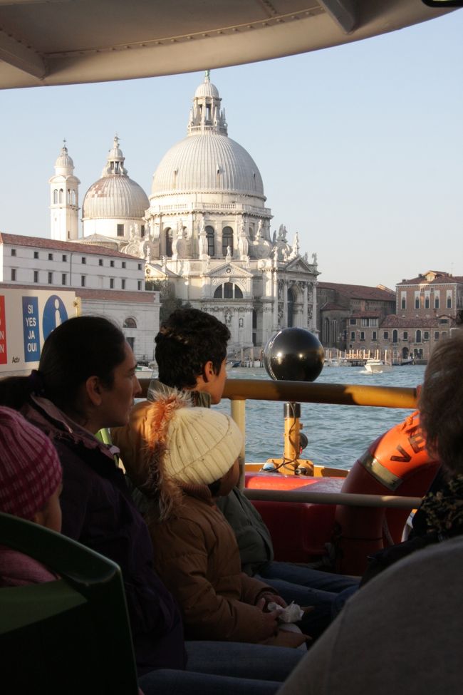 ヴァポレットに乗ってアカデミアへ向かいます。8：48<br />操舵室前の席は眺めがよく遊覧船気分です。<br /><br />3日間何回乗っても33ユーロです。<br />誤変換で「なんか祈っても」？？　<br />私は何も祈ってはいません（笑い）