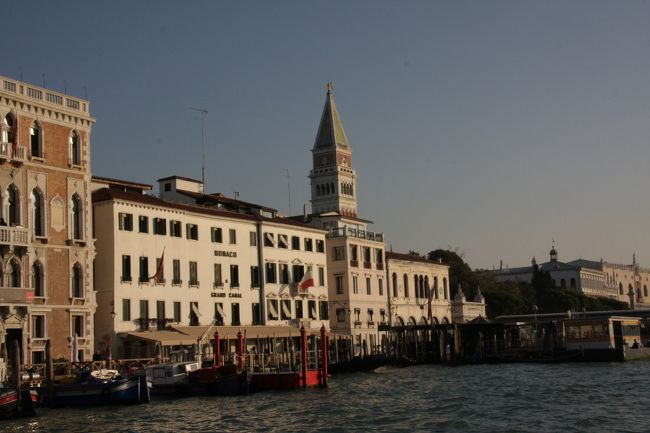 後ろを振り返るとホテル　モナコ＆グランド・カナルとサン・マルコの鐘楼が見送ってくれました。勝手な解釈です。