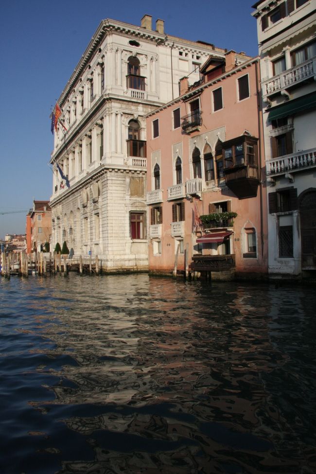 大運河沿いの歴史的建築（多くが商館）もようやく陽射しの中です。<br />現在なら商社の本社でしょうか。