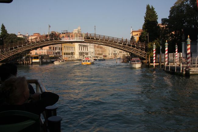 アカデミア橋の先の運河沿いの建物も陽射しを浴びて明るくなりました。8：53