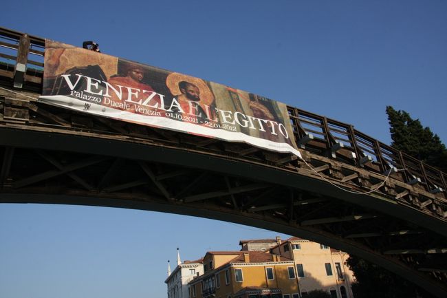 VENEZIA EL'EGITTOとは何でしょうか。ヴェネチア芸術祭？8：54<br />01.10.2011−22.01.2012ドッカーレ宮殿Palazzo Ducaleで開催<br /><br />アカデミア橋は一見木造に見えますが、強度を担う構造体は鉄骨で、階段や手摺は木造の、「鉄筋木造」です。<br />伝統ある風景に合わせたデザインはさすがヴェネチアです。