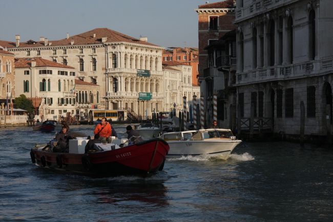 大運河の交通量も増えてきました。紅一点がやけに目立ちます。8：54