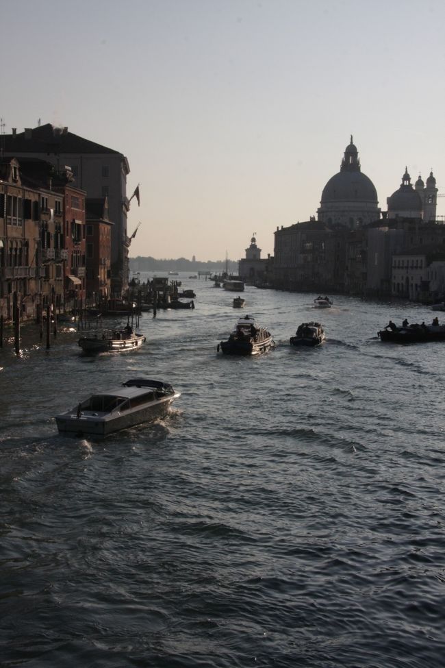 ２時間足らず前（7：11）の赤紫の夜明け前の景色とは全く異なるアカデミア橋から見た大運河とサンタ・マリア・デッラ・サルーテ教会。8：55<br /><br />往年のシャンソン歌手ミレイユ・マチューの曲に<br />Santa Maria de la merという大好きな曲があります。<br />何の関係もないですがサンタ・マリアで思い出しました。<br />先日ライブを聴いた日本のシャンソン歌手の話では超有名なエディット・ピアフよりもミレイユ・マチューの方が歌はうまい・・・。
