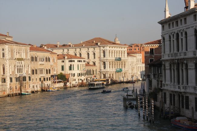 中央やや右の緑の幕にはCa' Rezzonicoｶ･ﾚﾂｫﾆｰｺ　　　8：56<br />17世紀に建築家ロンゲーナにより着工、18世紀に完成した堂々としたバロック建築。<br />今は18世紀の貴族の暮らしを展示する博物館（わがまま歩き　イタリア）