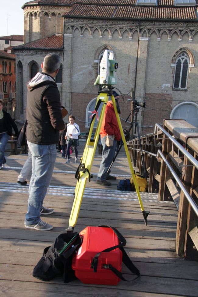 アカデミア橋にはカメラマンの他に測量士もいました。8：57<br />水上都市ヴェネチアは地盤沈下が大きいそうです。監視のための測量でしょうか。