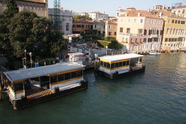 アカデミアのバス停はリド島方面行きとローマ広場方面行きが別になっています。<br />