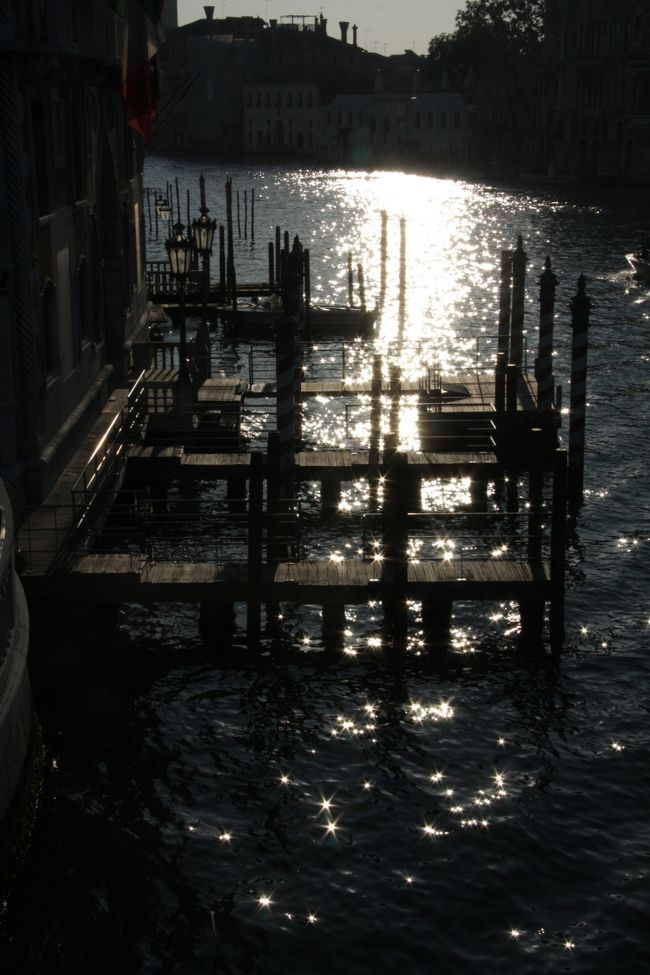 ゴンドラ係留所は空き状態です。まだ観光客が出動前の静かなひととき。8：58<br /><br />水面にダイヤモンドが浮かんでいるような・・・