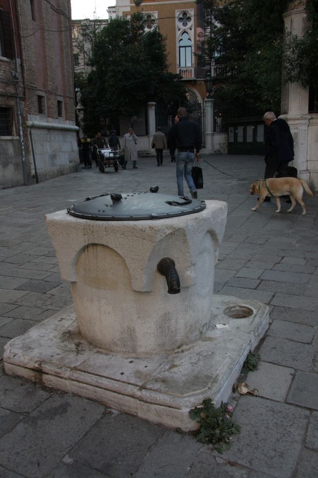 サント・ステファーノ広場に面したモロシーニ館の庭にある井戸　9：01<br />広場には必ず井戸があったようです。命の源です。