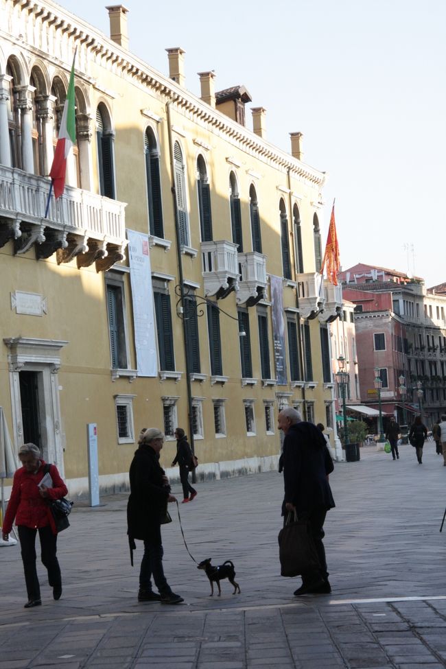 サント・ステファーノ広場で朝の挨拶を交わす地元民？　9：03<br />左はロレダン館