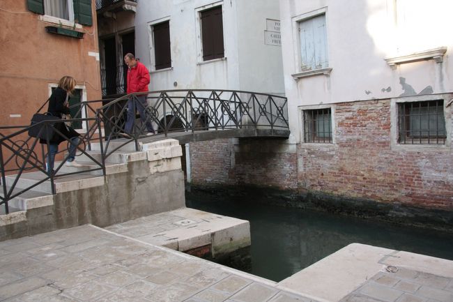 小さい運河の小橋は横断歩道(橋)みたいです。9：03