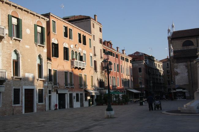 サント・ステファーノ広場に面した建物もようやく日が射しました。