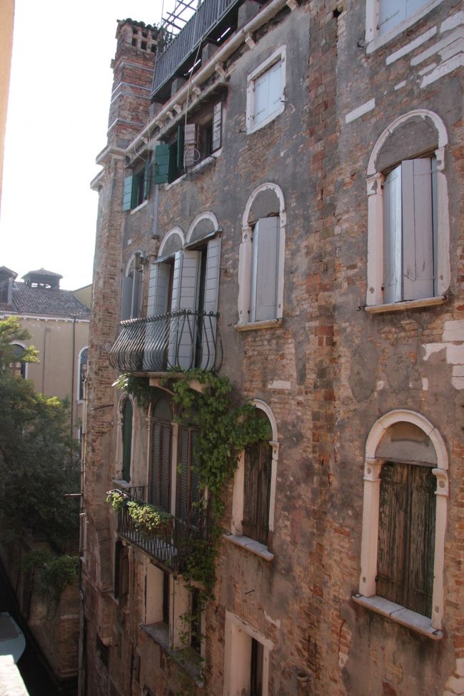 どの建物も数百年を経ているそうです。<br />最近日本の住宅メーカーが100年住宅などと宣伝していますはケタが違います。