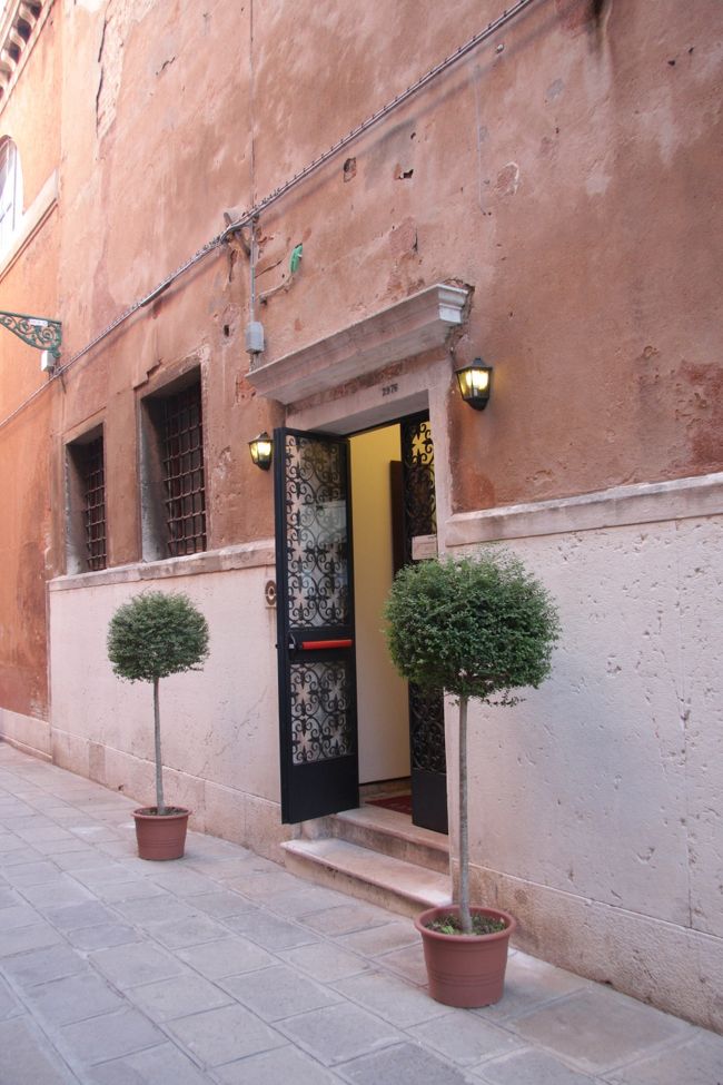 ホテルDomus Ciliota入り口　　10：40<br />これから2度目の外出です。<br />これからリアルト橋周辺とムラーノ島へ行ってきます。<br /><br />この入り口では地元の人以外ではたどり着けません。到着日の夜は近くで店じまいした人に案内されて着きました。<br />Google mapを印刷した地図に住所とホテル名を書いて持参していて助かりました。