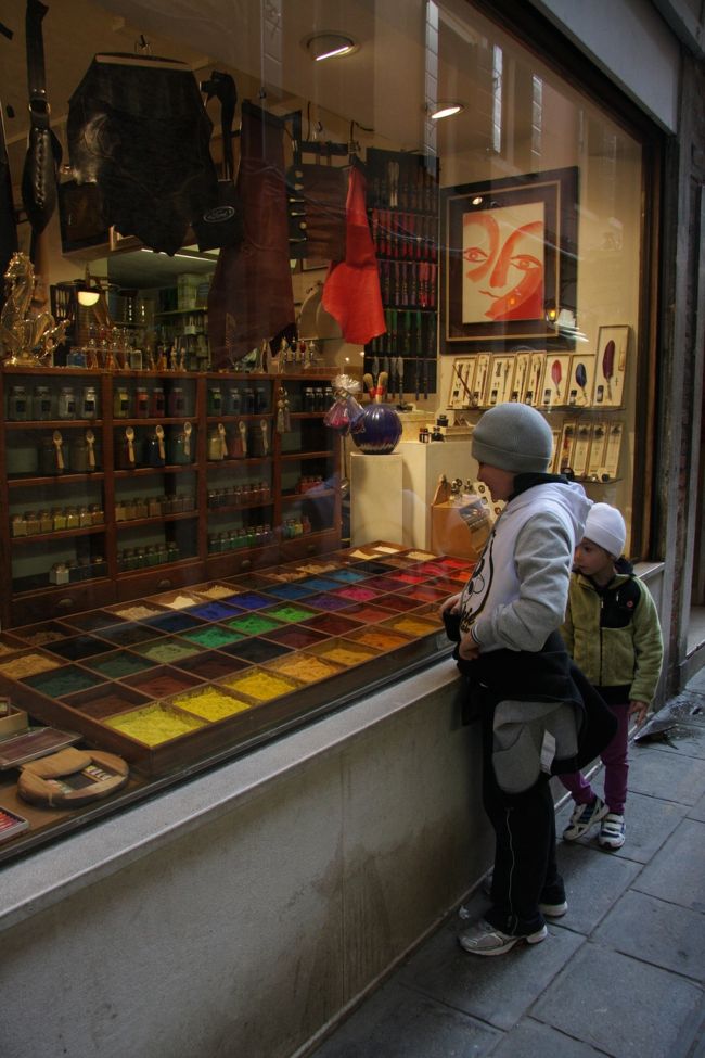 先ほどの画材店を子供達も興味深く覗いています。父親が一緒でした。