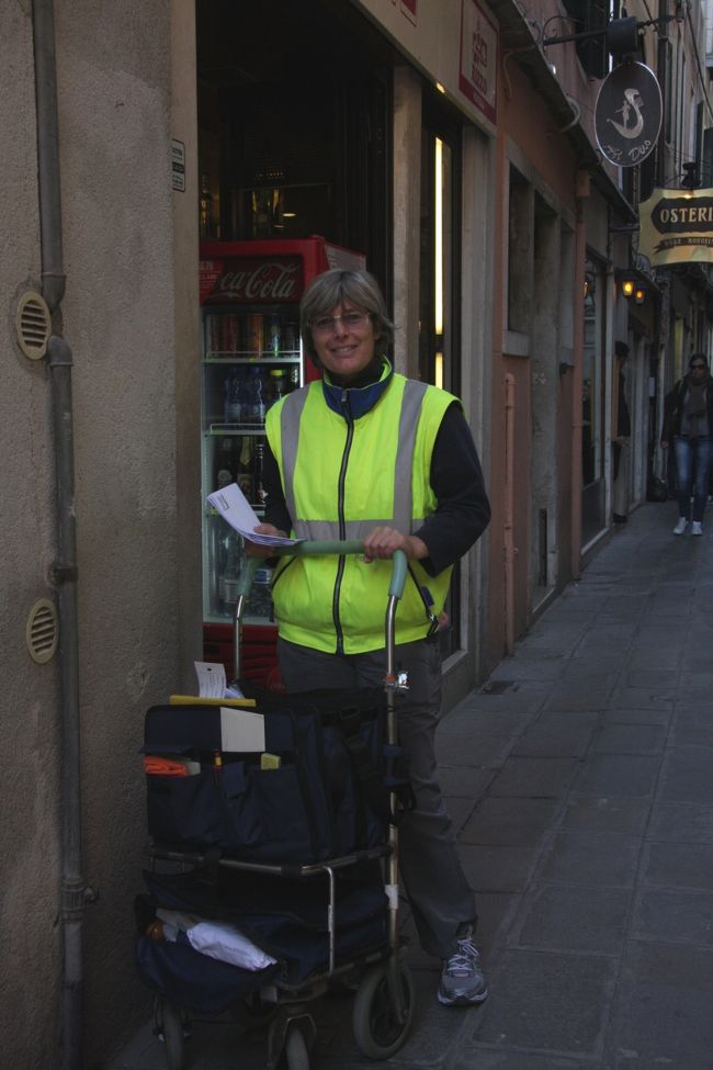 郵便配達はこのようなキャスターバッグで配っていました。バイクはおろか自転車もありません。10：44