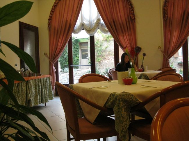 中庭が見えますがこの季節は室内のほうが快適です。