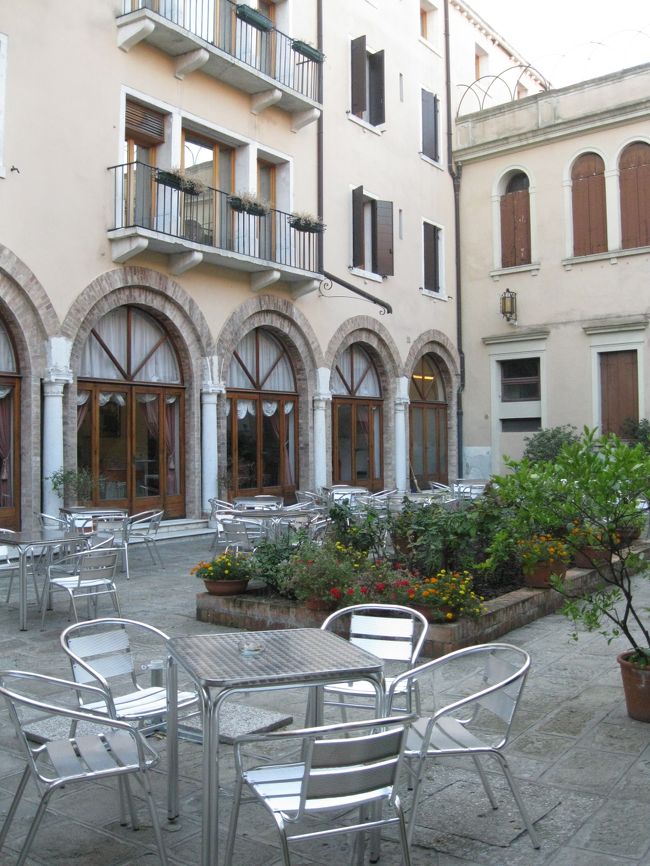 ホテルDomus Ciliotaの中庭　　9：46<br />暖かい季節ならここで朝食ができるようですが10月中旬では室内のほうが快適です。<br /><br />ヴェネチア本島は物価・ホテルが高いといわれていますが、10/17から３泊した4階のシングル・ルーム16m2は3泊で270ﾕｰﾛ　市税6ﾕｰﾛは別途。小奇麗で快適でした。<br />車の無い街の夜の静けさが印象的です。<br />場所は本島のアカデミアから7分、サン・サムエルから5分、サン・マルコ広場10分です。<br />第1回のアカデミア橋からの夜明けを撮るのには最高の場所です。　<br />予約はBooking.comです。<br />http://www.booking.com/hotel/it/domus-ciliota.ja.html