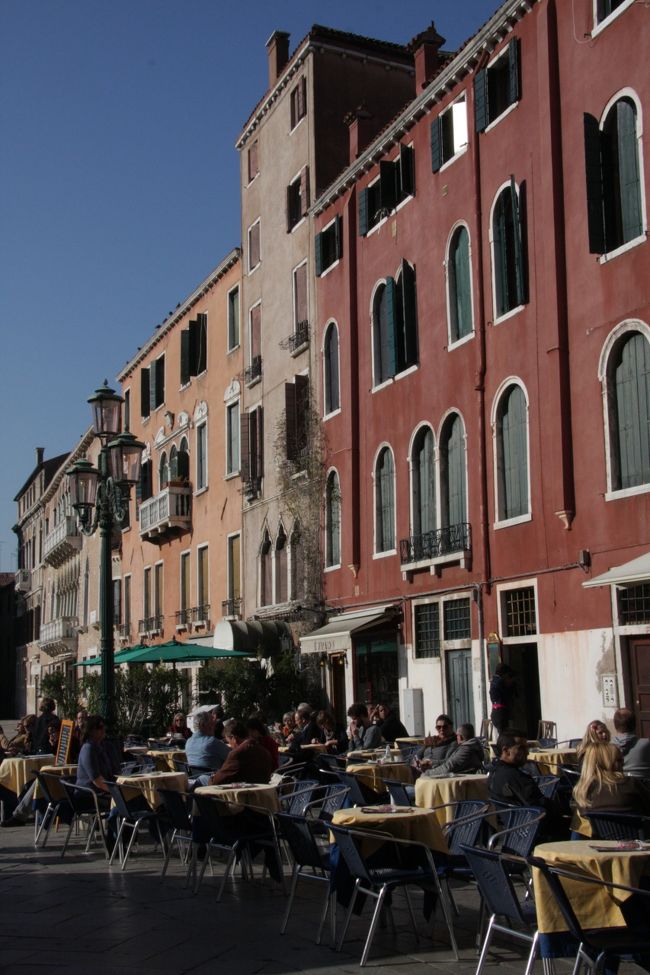 サント・ステファーノ広場のカフェにも客がちらほら見られるようになりました。10：45