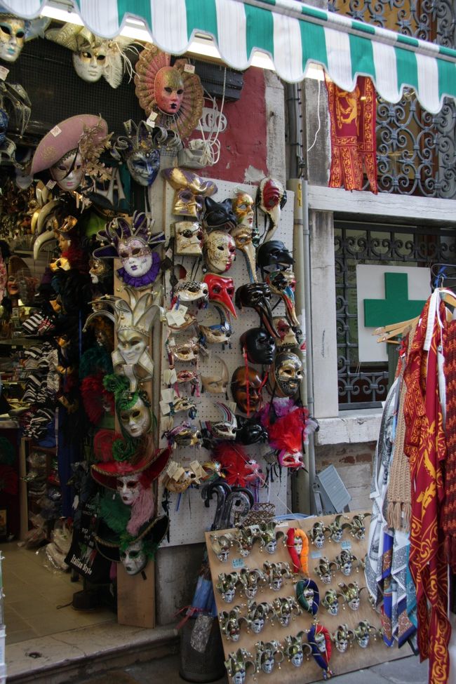 カーニバルで名高いヴェネチアには仮面（マスク）のお土産もたくさんあります。