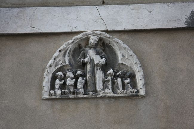 入り口の上の像　　　10：48<br />施療院に集まった子供達と医者でしょうか