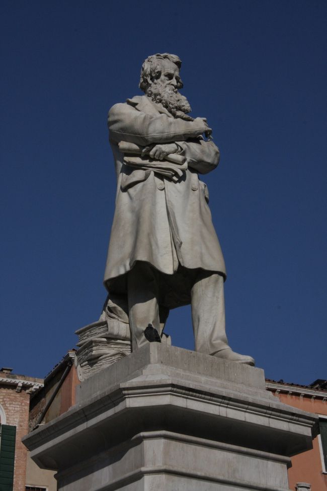 サント･ステファーノ広場に建つ石像　　10：52<br />誰かわかりませんが後ろに何冊もの書物が見えます。