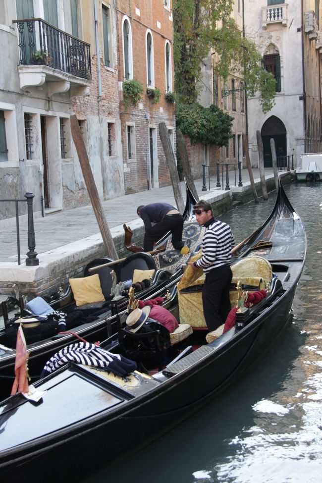 ゴンドラの準備をする船頭ゴンドリエーレ<br /><br />各地区のクラブチームで修行し、実技、英語、ヴェネチアの歴史を学び市のライセンスを取得。営業ライセンスを取得して個人経営のゴンドリエーレになれるが人数枠がありすぐに営業はできないそうです。