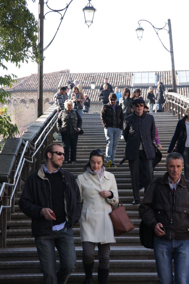 再びアカデミア橋を渡ってヴァポレットに乗ります。11：01<br /><br />スマホ片手に歩いている人をよく見かけます。