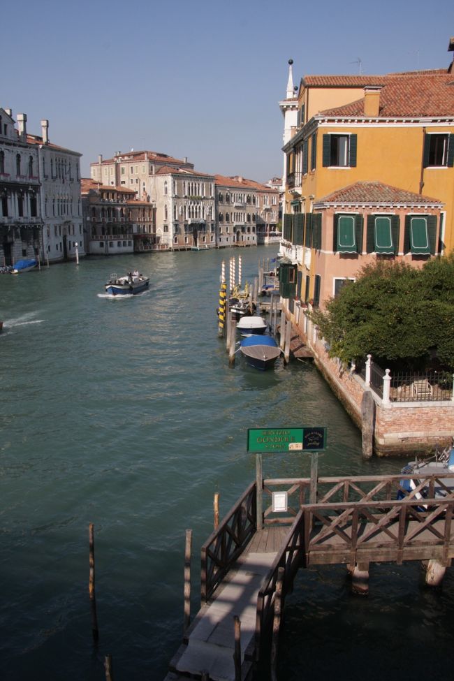 日中になって色鮮やかな景色になってきました。11：02<br />10年以上前の資料によるとヴェネチアの水は排水などで汚れて水色ではないとの記述や、機内で話していた年配の経験者談によると「運河の水って臭いのよ！」でした。<br />実際体験してみると臭いは感じず、水の色もこのように青く見えてよかったです。<br />水質の改善が進んだと解釈します。当局に感謝です。<br />30年前に東京の神田川を見たことのある外国人が今見れば変化に気付くと思います。