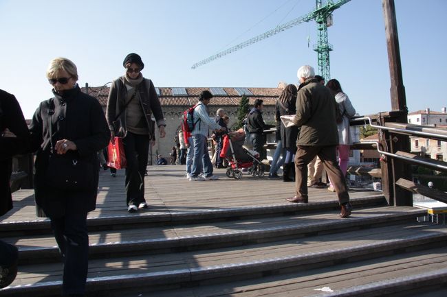 アカデミア橋は木製で鉄板で角が補強されている。<br />この橋の南側にはアカデミア美術館がありますが、通りかかったときには午後の休憩時間で入れませんでした。