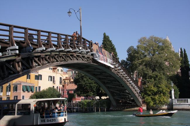 下から見上げても優美なアーチ橋です。11：05<br />構造部も鉄材で補強されているように見えます。<br /><br />■アカデミア橋のアーチの主構造体は鉄製で欄干と踏板は木製です。<br />2018年10月時点では改修中で、欄干部分はネットで覆われ、このような優美な姿は見えないそうです。橋を渡ることはできるようです。