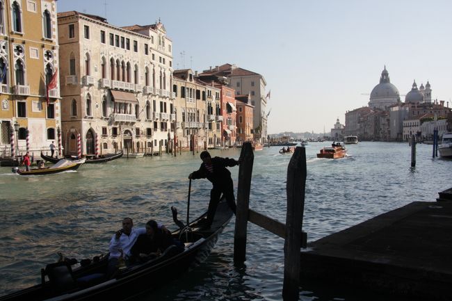 ゴンドラは漕ぎ出すのがけっこう大変そうです。