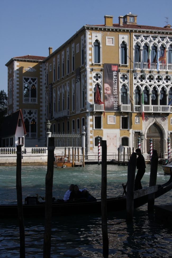 建物の装飾はまさに芸術品です。11：06<br /><br />アカデミア橋の東のひときわ華麗な建物（黄土色の建物）はフランケッティ・カヴァッリ館<br /><br />