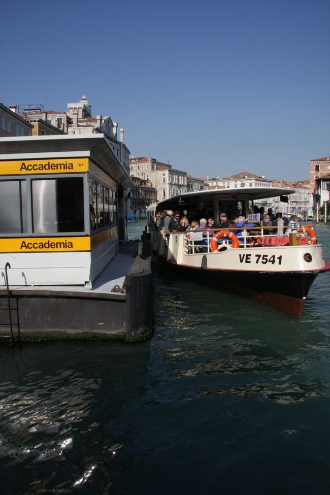 朝の通勤時間帯で満員のヴァポレット（水上バス）11:13<br />料金は72時間（3日）ｶｰﾄﾞ33ﾕｰﾛ 、24時間18ﾕｰﾛ、1時間券6.5ﾕｰﾛ<br />カードは利用開始時に専用のポストにタッチする仕組み。<br />Vapoletto is crowded in the morning.<br /><br />このAccademiaはホテルに近い水上バス停で何回となく利用しましたが、ホテルに最も近いのはSan Samueleです。ヴェネチアを発つ日の早朝は暗い雨の中ホテルから400ｍ程で各駅停車が停まるサン・タンジェロからヴァポレットに乗りました。重いキャスター・ケースを持ってアカデミア橋は渡りたくなかったです。 <br /><br />