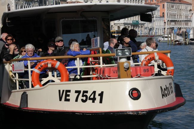 日中は満員状態のヴァポレット　　11：13