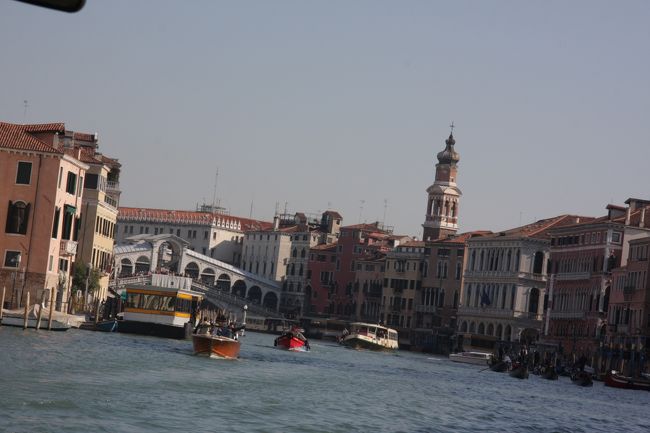 リアルト橋が見えてきました。塔はサン・バルトロメオ教会　11：23<br />ヴァポレットが少し傾いていたようです。