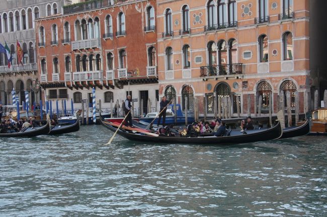 大運河のゴンドラも次第に増えてきました。11：24<br />