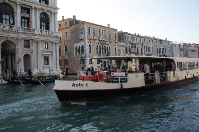 ヴァポレットの全体の姿はこのようなものです。11：24<br />全長20ｍ、幅5ｍぐらいです。