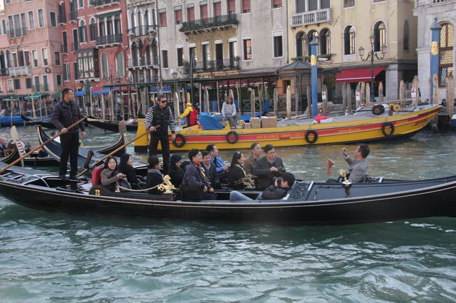 2隻のゴンドラが重なって見えます。定員6人で12人が数えられるので満員です。10：26<br />若い女性の髪が真っ黒いので日本以外のアジアからの観光客でしょう。