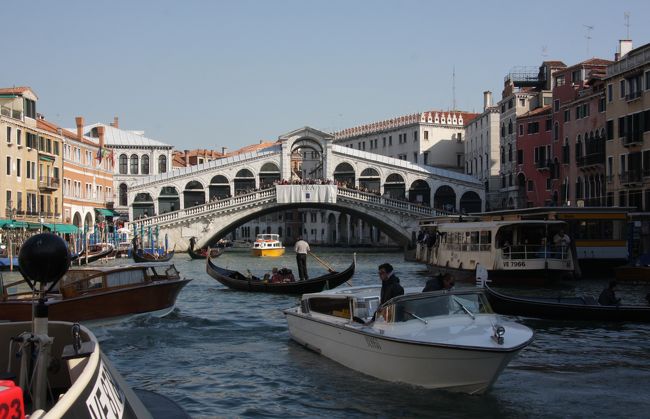 よくも衝突しないものだと感心するほどの船が行き交うリアルト橋周辺の大運河。11：27