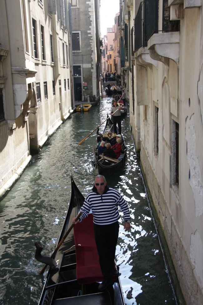 細い運河を往くゴンドラ　連作１　　　11：29<br />ゴンドリエーレ　カッコいいですね。