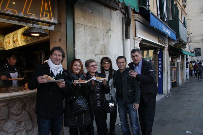 リアルトのピザ屋の前の陽気な人々　　11：35<br />Joyful people on a Pizzeria<br /><br />私も一緒に食べたかったのですが、朝食の後で・・。