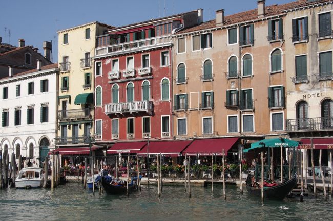 ガイドブックや写真集によく登場する大運河沿いのレストラン街　　11：36