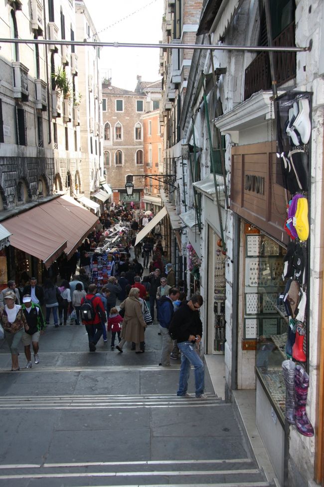 リアルト橋中央通り。両側は商店街です。　　11：40