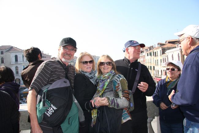 橋の上に陽気な観光客がいたので撮らせてもらいました。11：43<br />Why?(なぜ私達の写真を撮りたいの？）と聞かれ、咄嗟にうまく答えられませんでした。<br />Because you look happy! と言えばよかった。<br /><br />