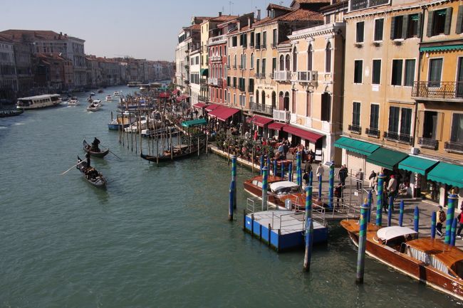 前掲の2枚の写真を合体させた風景。<br />リアルトの代表的な風景です。