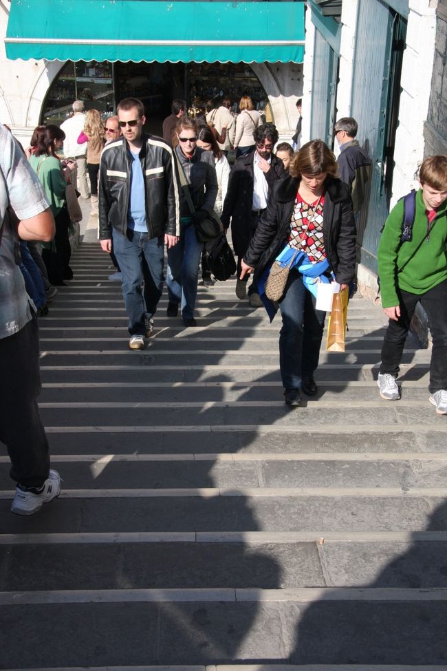 リアルト橋の側道。　　11：44<br />商店街と橋の欄干の間の通路です。両側にあります。