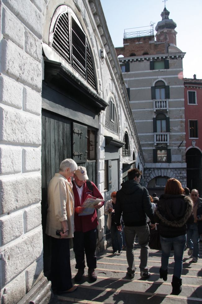 橋の側道で地図を見る観光客。