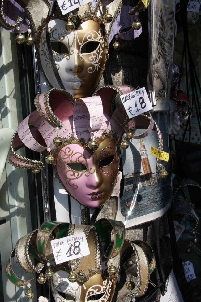 ヴェネチアはカーニバルが有名で、仮面がたくさん売られています。