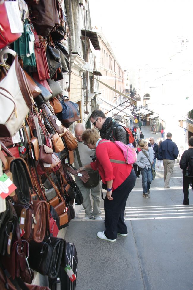 イタリアは革製品でも人気があります。　　11：47